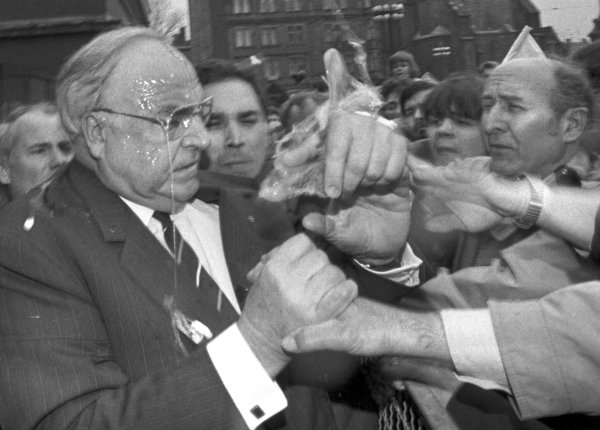 Nachdem er getroffen wurde, versucht Kohl, den Angreifer in der Menge ausfindig zu machen. (Archivbild) - © picture alliance / Peter Kneffel/dpa
