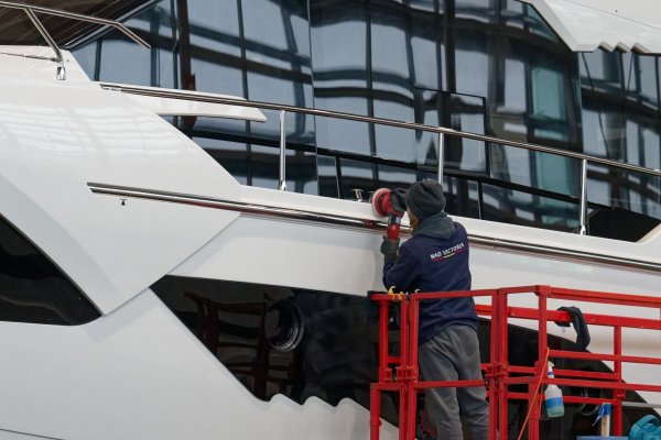 Bei der Wassersportmesse «Boot» sind auch in diesem Jahr wieder viele Luxusjachten zu bestaunen. Es gibt aber auch eine eigene Halle für Einsteigerboote. Die nach eigenen Angaben weltgrößte Wassersportmesse startet am 18. Januar. - © Henning Kaiser/dpa