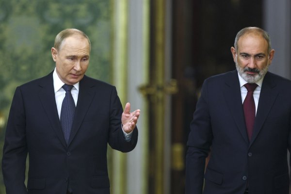Das Verhältnis zwischen Kremlchef Wladimir Putin und Armeniens Premier Nikol Paschinjan gilt als gespannt. (Archivbild) - © Sergei Ilnitsky/POOL EPA/AP/dpa
