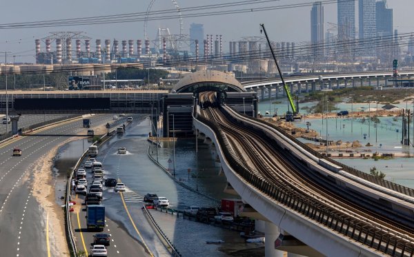 Überschwemmungen in Dubai im vergangenen Frühjahr. Wegen steigender Temperaturen kommt es nach Einschätzung der Klimawissenschaftler der Munich Re auch in Weltregionen zu schweren Unwettern, in denen solche Extremereignisse bisher quasi unbekannt waren. - © Christopher Pike/AP/dpa