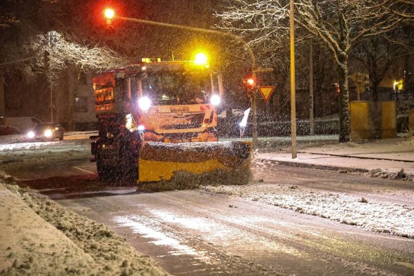 Der Winterdienst ist, wie hier in Solingen, auch nachts im Einsatz. - © Gianni Gattus/dpa