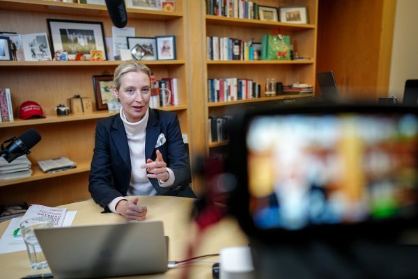 Mit Podcast-Mikrofon und Laptop schaltete sich AfD-Chefin Alice Weidel von ihrem Bundestagsbüro aus in den Live-Talk mit X-Chef Elon Musk. - © Kay Nietfeld/dpa-POOL/dpa