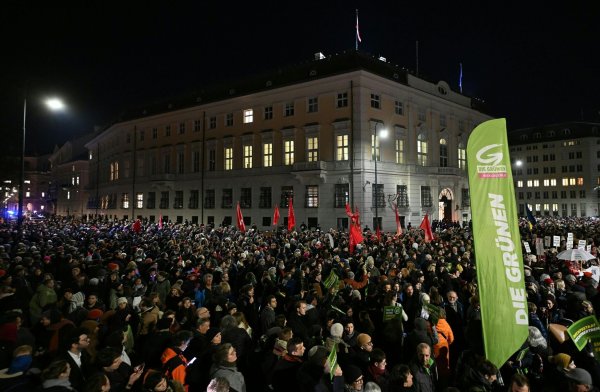Tausende versammelten sich vor dem Kanzleramt. - © Helmut Fohringer/apa/dpa