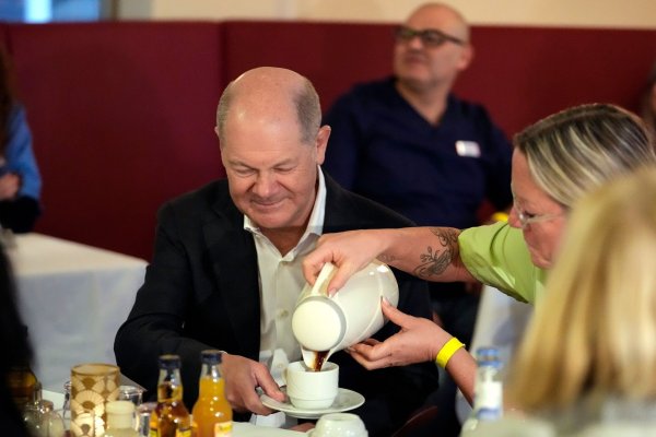 Bundeskanzler Olaf Scholz hat ein Seniorenzentrum der AWO Mittelrhein in Köln besucht. - © Martin Meissner/AP Pool/dpa