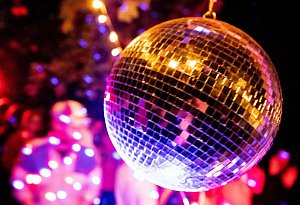 Diskokugel glitzert bei einer Feier - Christoph Soeder/dpa/dpa-tmn