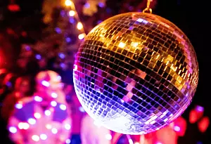 Bild zu Dresscode, Kosten, Kater: Was bei der Weihnachtsfeier gilt