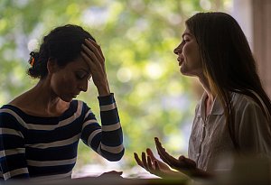 Gespr&auml;ch unter Kolleginnen - Klaus-Dietmar Gabbert/dpa-tmn