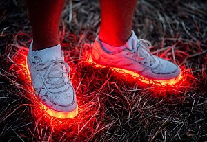 Ein Mann trägt ein paar rotleuchtende Schuhe - Hauke-Christian Dittrich/dpa/dpa-tmn