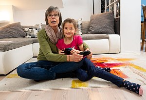 Oma spielt mit ihrer Enkelin an der Konsole - Benjamin Nolte/dpa-tmn