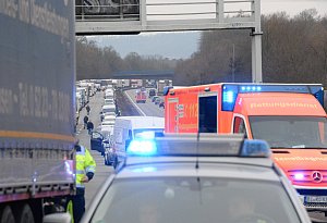 Bielefeld: Umgekippter Lkw sorgt für Vollsperrung und Gaffer-Unfälle auf der Gegenseite