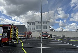 Verlagsgebäude in Bielefeld-Schildesche steht in Flammen