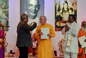 abhishek-dubey-uberreicht-sukadev-bretz-den-ehrenschal - Yoga Vidya