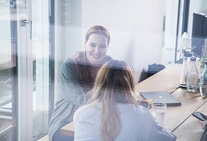 Zwei Frauen unterhalten sich - Christin Klose/dpa-tmn