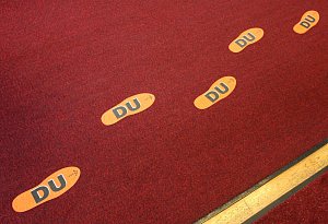 Aufgeklebte Fu&szlig;stapfen mit der Aufschrift "DU" - Karl-Josef Hildenbrand/dpa/dpa-tmn