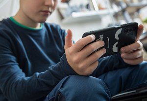 Ein Junge schaut auf sein Smartphone - Christin Klose/dpa-tmn