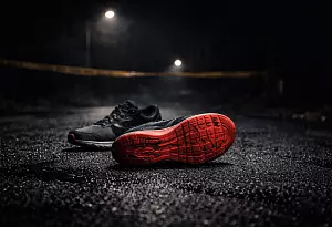 Bild zu Ermittler wollen Augustdorfer H&auml;ftling anhand roter Schuhsohlen &uuml;berf&uuml;hren - und scheitern