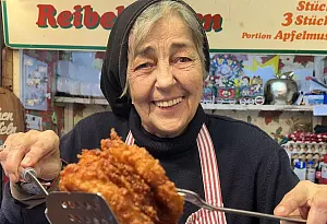 Bild zu &bdquo;Reibekuchen-Lady&ldquo; ist Kult auf dem Weihnachtsmarkt in Bad Oeynhausen