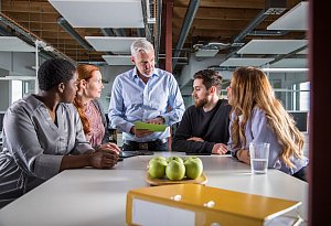 Mehrere Kollegen im Meeting in einem Office - Christin Klose/dpa-tmn