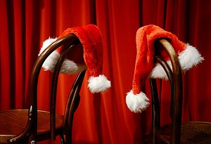 Weihnachtsmützen hängen über Stühlen - Jens Kalaene/dpa-Zentralbild/dpa-tmn Weihnachtsmützen hängen über Stühlen - Jens Kalaene/dpa-Zentralbild/dpa-tmn