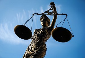 Eine Statue der Justitia h&auml;lt eine Waage in der Hand - David-Wolfgang Ebener/dpa