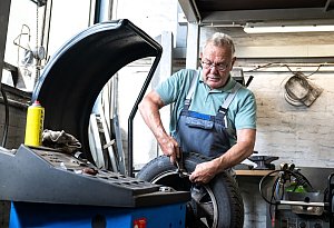 Ein Mann arbeitet in einer Autowerkstatt - Benjamin Nolte/dpa-tmn