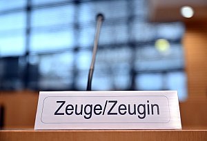 Ein Schild mit der Aufschrift «Zeuge/Zeugin» auf einem Tisch - Martin Schutt/dpa Ein Schild mit der Aufschrift «Zeuge/Zeugin» auf einem Tisch - Martin Schutt/dpa