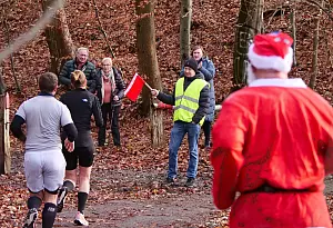 Bild zu Fast so wichtig wie der Weihnachtsmann: Streckenposten sind beim Adventslauf unverzichtbar