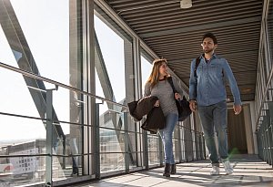 Nun aber schnell! Manchmal muss man durch den Flughafen hetzen, um noch den Anschlussflug zu bekommen. - Christin Klose/dpa-tmn