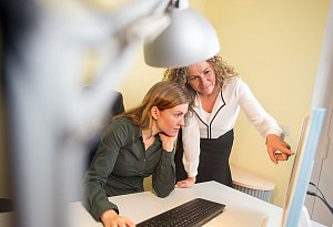 Zwei Frauen arbeiten zusammen - Klaus-Dietmar Gabbert/dpa-tmn