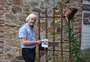 Dieser Pensionär ist ein Experte für Orchideen