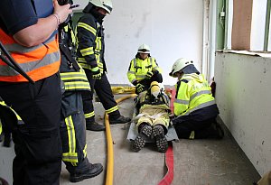 Barntruper Feuerwehr &uuml;bt in der ehemaligen Zigarrenfabrik in Alverdissen