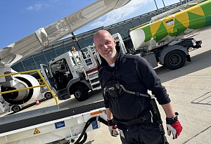 Paderborn: Airport erleichtert schwere Arbeiten mit Exoskelett
