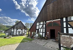 Rundgang über den Hof samt Denkmal von Murat Erbach