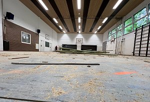 Nach Unwetter: So groß ist der Schaden in der Turnhalle im Paradies