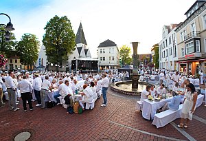 Dinner in White in Lage