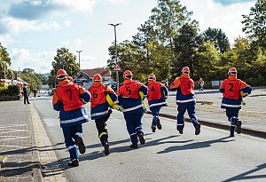 Jugendfeuerwehren aus NRW meistern die Leistungsspange in Augustdorf
