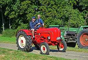 Das Trecker- und Oldtimertreffen zieht Hunderte Besucher auf den Windberg in Bad Salzuflen.