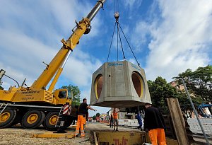 Tonnenschweres Kanalbauwerk wird installiert