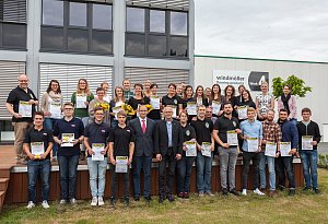 Rund 50 Lehrlinge feiern bei der Firma Windmöller mit Siegerehrrungen, Rundgang und leckerem Büffet
