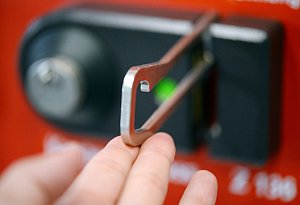 Kastenschluss mit einem Sperrbügel - Susann Prautsch/dpa-tmn