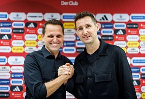 Miroslav Klose (r) und Joti Chatzialexiou - Daniel Karmann/dpa