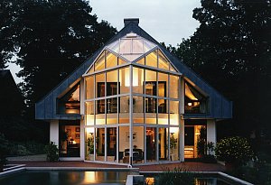 Zweist&ouml;ckiger Wintergarten eines Hauses - Licht.de/dpa-tmn