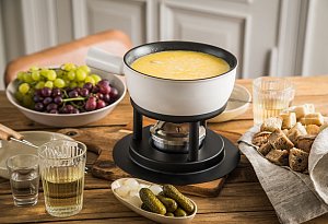 K&auml;sefondue auf einem Tisch - Christin Klose/dpa-tmn