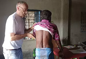 Bild zu So hilft ein Detmolder Arzt unter widrigsten Bedingungen in Indien