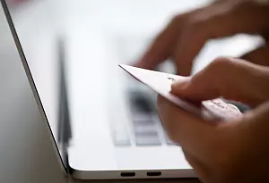 Bild zu Bei Weihnachtseinkäufen nicht auf Fake-Shops hereinfallen