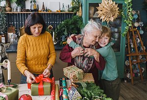 Ein Junge umarmt seine Gro&szlig;mutter - Viola Bulatova/Westend61/dpa-tmn