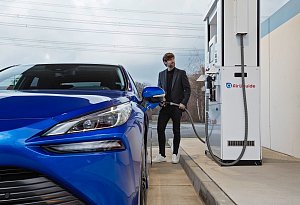 Toyota Mirai an der Wasserstofftankstelle - Toyota/dpa-tmn