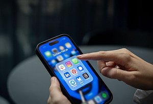 Eine Frau ruft auf einem Smartphone Soziale Medien auf - Zacharie Scheurer/dpa-tmn