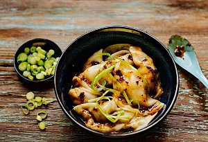 Wantan-Teigtaschen mit Chili-Öl - asiastreetfood.com/dpa-tmn