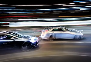 Zwei Autos auf der Straße mit Bewegungsunschärfe - Frank Rumpenhorst/dpa/dpa-tmn